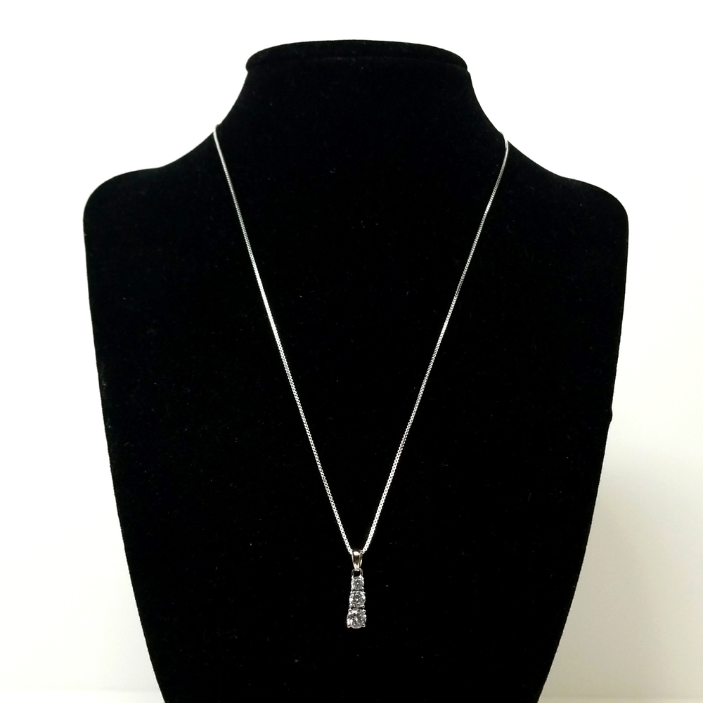 Diamonluxe 925 SS Simulated Diamonds Princess Diana Inspired Elegant Necklace18"